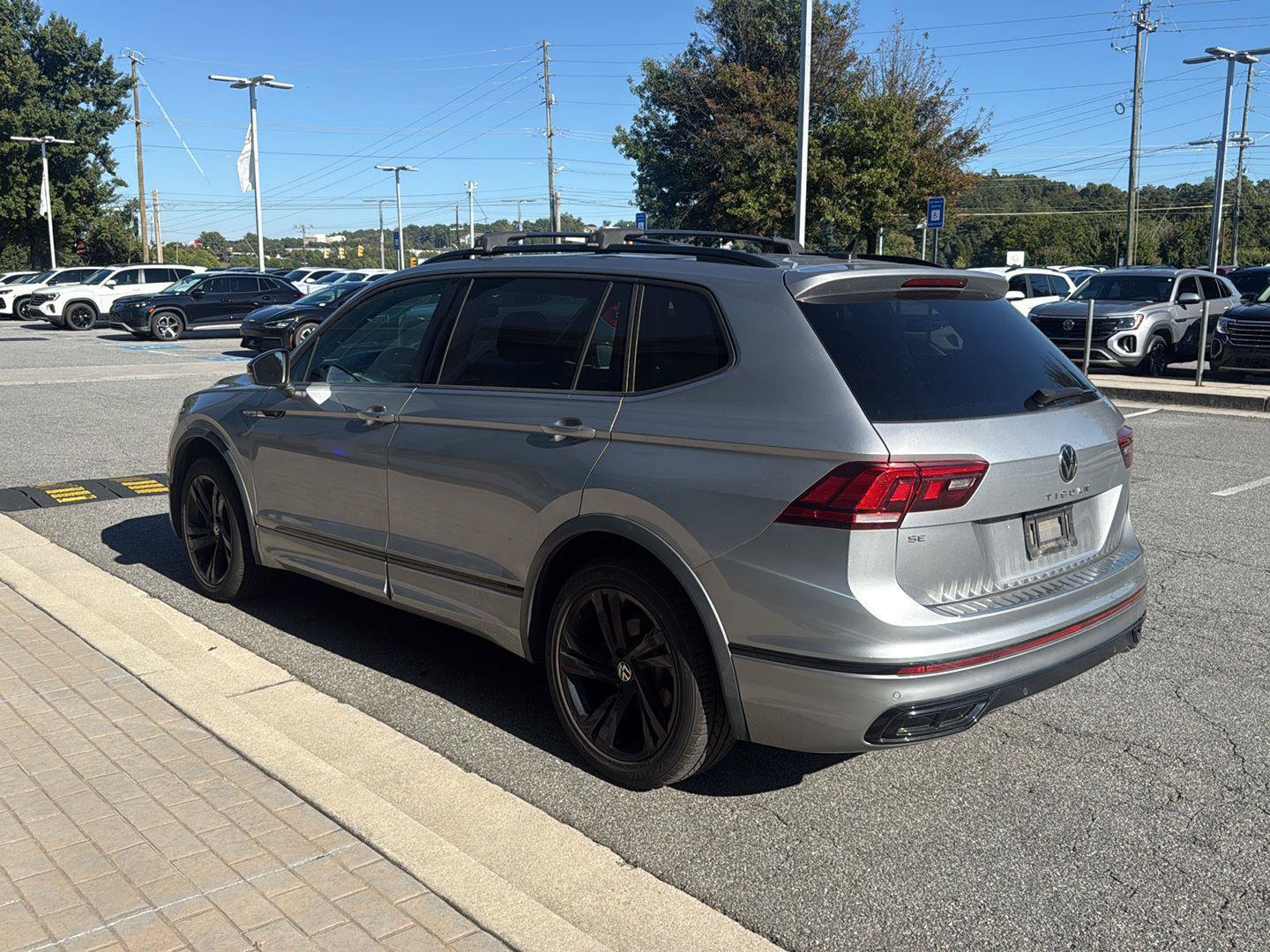 Used 2023 Volkswagen Tiguan SE R-Line FWD image 5