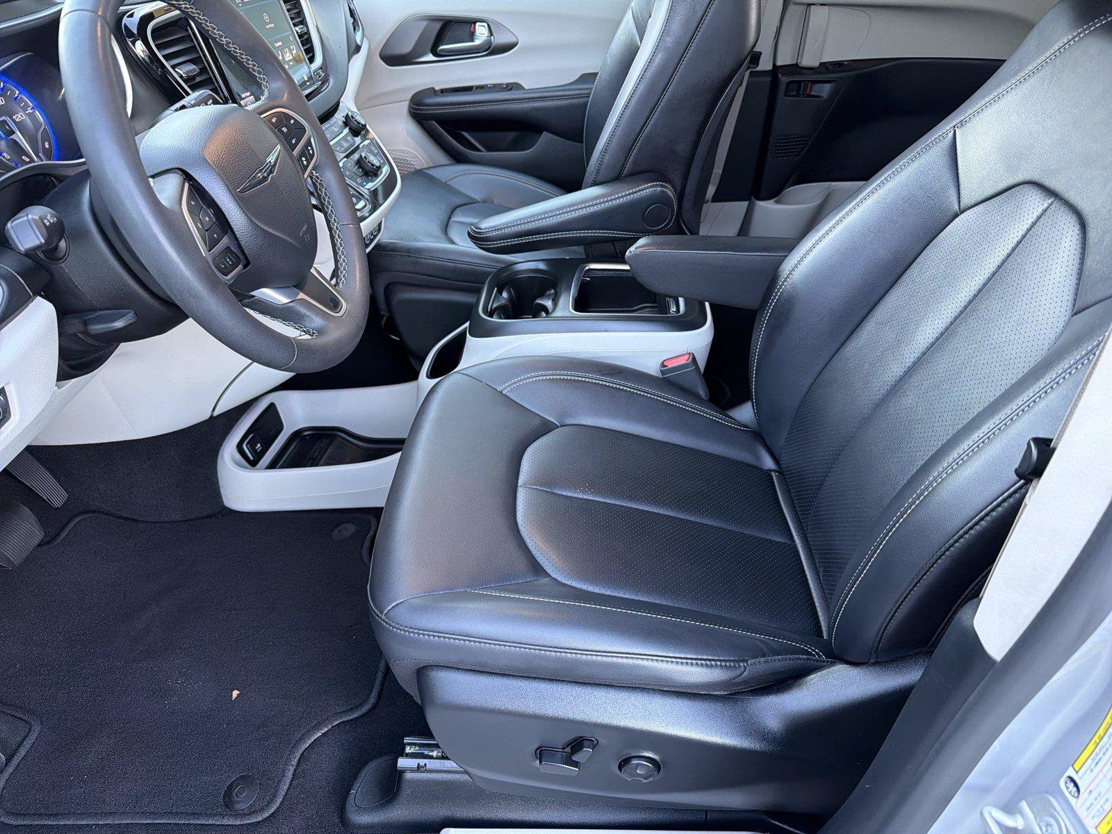 Used 2024 Chrysler Pacifica Touring-L FWD image 8