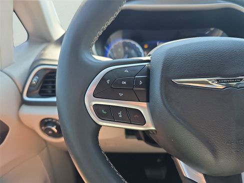 Used 2023 Chrysler Pacifica Touring-L image 20