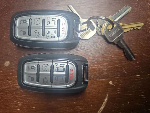 Used 2023 Chrysler Pacifica Limited w/ S Appearance Package image 16