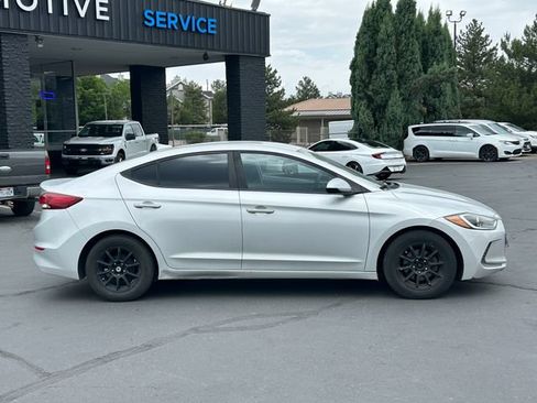 Used 2017 Hyundai Elantra SE FWD image 2
