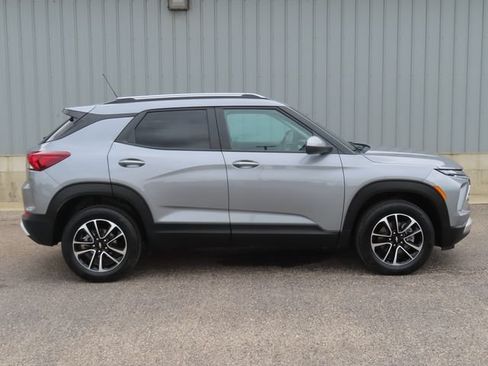 Used 2025 Chevrolet TrailBlazer LT AWD/4WD image 2