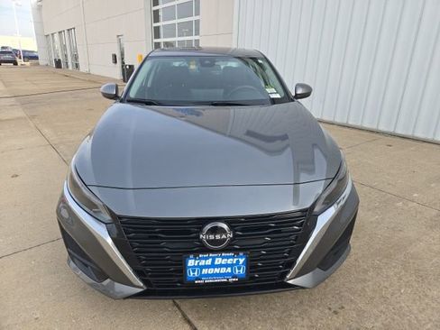 Used 2024 Nissan Altima 2.5 SV w/ SV Premium Package image 3