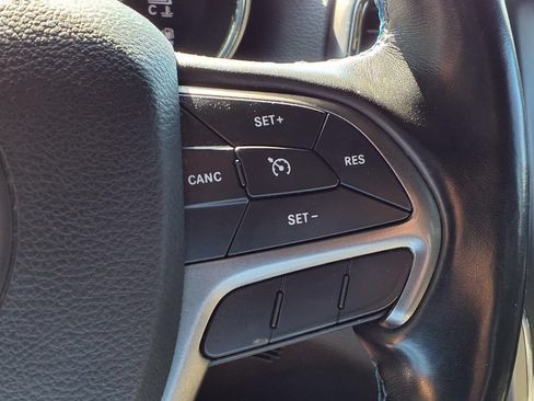 Used 2020 Jeep Grand Cherokee Laredo AWD/4WD image 21