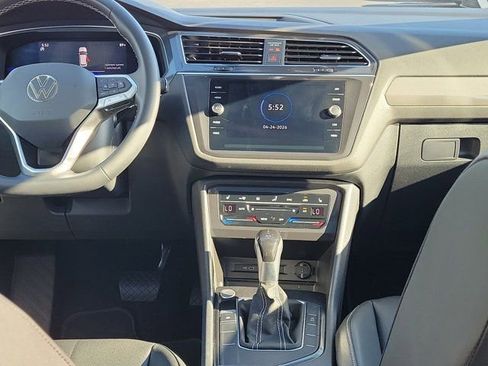 Used 2023 Volkswagen Tiguan SE w/ Panoramic Sunroof Package FWD image 5