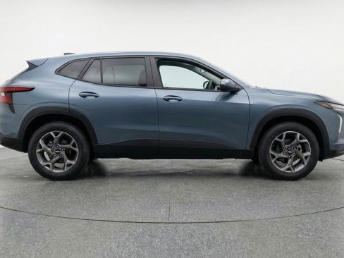 Used 2025 Chevrolet Trax LT FWD image 11