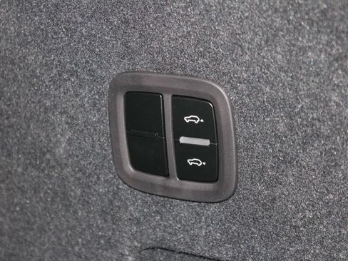 Certified 2025 Porsche Cayenne AWD/4WD image 33
