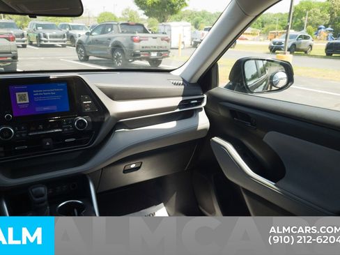 Used 2023 Toyota Highlander L FWD image 20