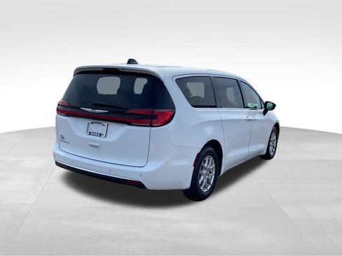 Used 2024 Chrysler Pacifica Touring-L FWD image 3