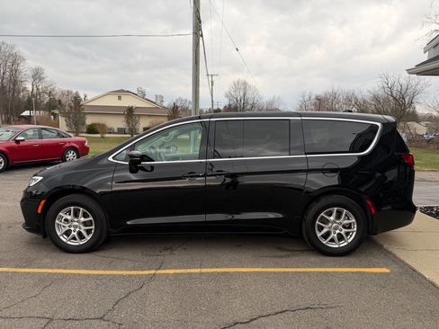 Used 2024 Chrysler Pacifica Touring-L image 6