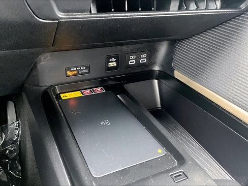 Used 2025 Toyota Camry SE image 30