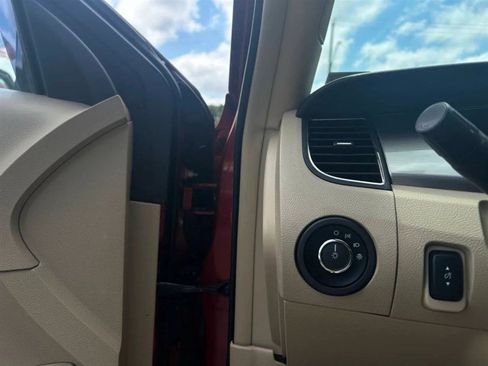 Used 2015 Ford Taurus SEL image 14