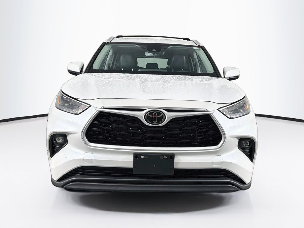 Used 2023 Toyota Highlander XLE AWD/4WD image 2