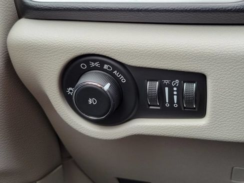 Used 2020 Chrysler Pacifica Touring-L FWD image 15