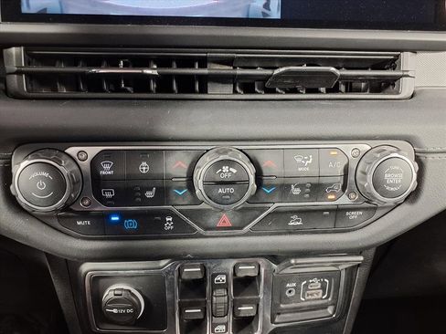 Used 2024 Jeep Wrangler Unlimited Sahara image 6