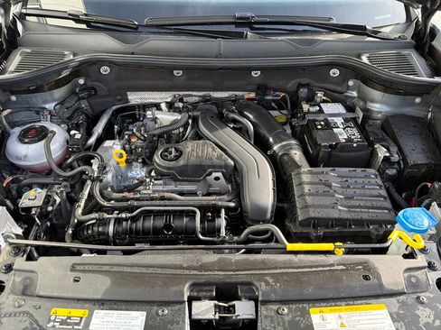 Certified 2025 Volkswagen Taos SE image 23