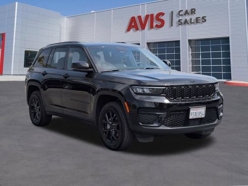 Used 2025 Jeep Grand Cherokee Altitude AWD/4WD image 3