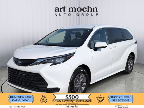 Used 2025 Toyota Sienna LE image 1