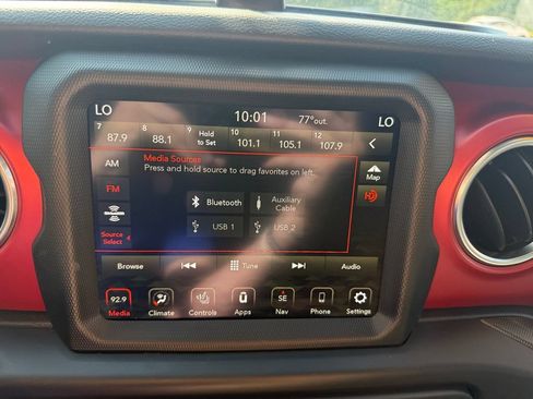 Used 2023 Jeep Wrangler Unlimited Rubicon w/ Cold Weather Group AWD/4WD image 17
