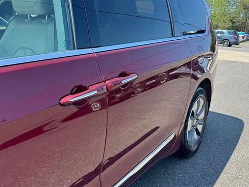 Used 2018 Chrysler Pacifica Limited w/ Advanced Safetytec Group FWD image 16