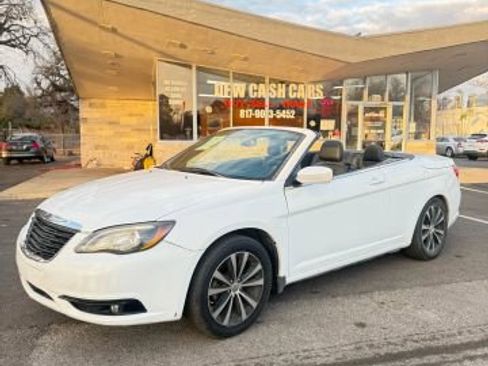 Used 2011 Chrysler 200 S image 2