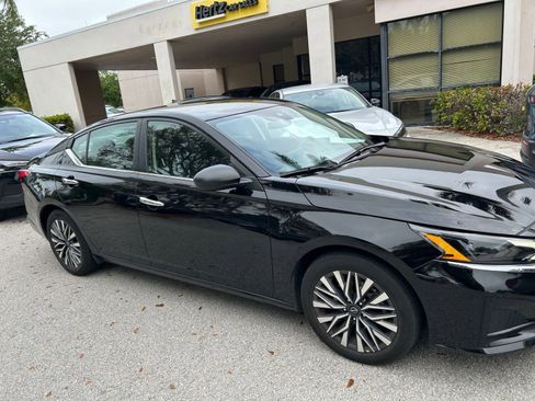 Used 2025 Nissan Altima 2.5 SV image 3