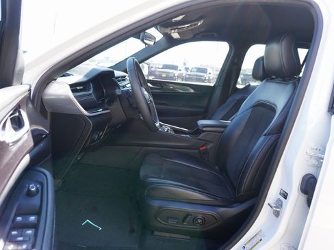 Used 2023 Jeep Grand Cherokee Altitude image 7