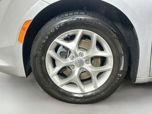 Used 2018 Chrysler Pacifica Touring-L Plus w/ Tire & Wheel Group image 34