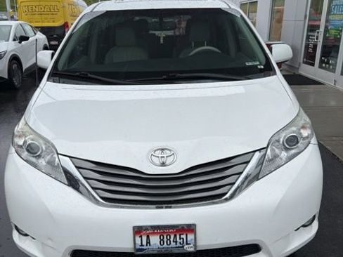 Used 2013 Toyota Sienna XLE w/ Entertainment Pkg image 2
