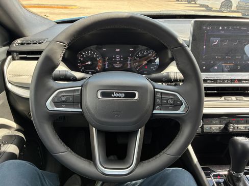 Used 2025 Jeep Compass Limited image 30