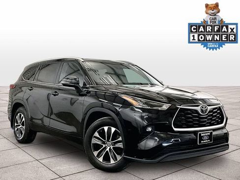 Used 2023 Toyota Highlander XLE AWD/4WD image 2