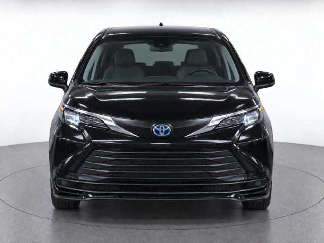 Used 2025 Toyota Sienna LE FWD image 2