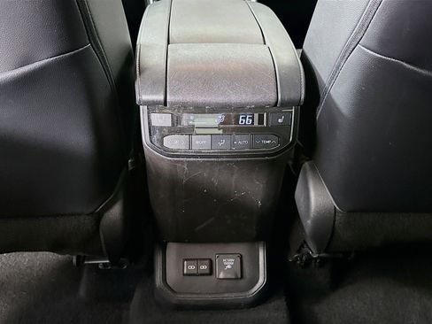 Used 2022 Toyota Highlander Platinum image 28
