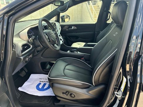 New 2027 Chrysler Pacifica Limited AWD/4WD image 13