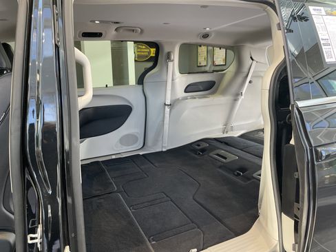 Used 2022 Chrysler Pacifica Touring-L image 12