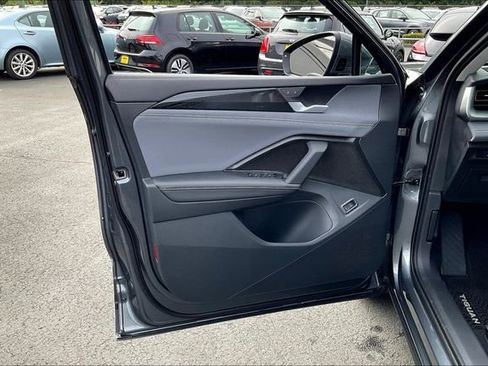 New 2025 Volkswagen Tiguan SE image 22