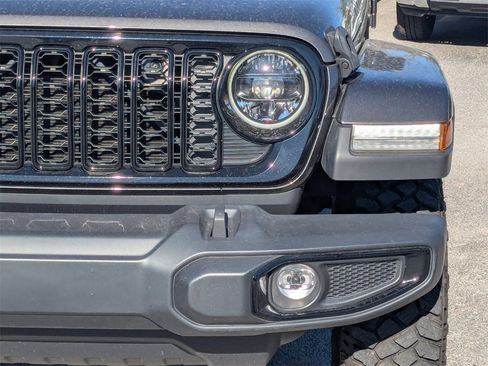 Used 2024 Jeep Gladiator Sport image 10