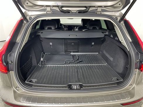 Used 2020 Volvo V60 T5 Cross Country image 13