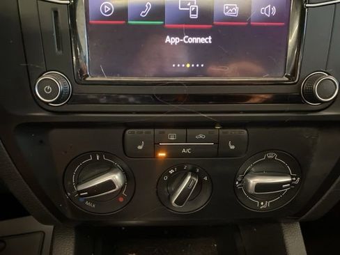 Used 2018 Volkswagen Jetta SE FWD image 23