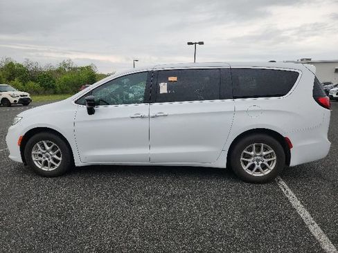 Used 2025 Chrysler Pacifica Select FWD image 4