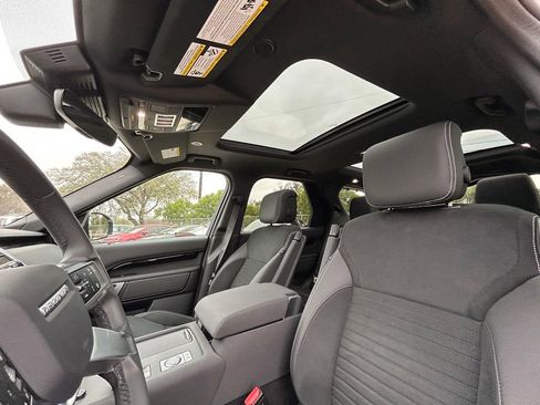 Used 2025 Land Rover Discovery S image 12