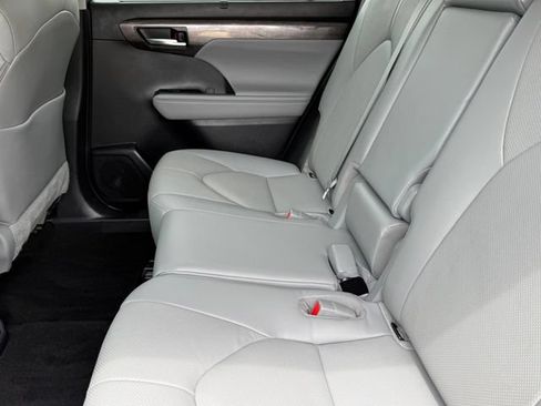 Used 2023 Toyota Highlander Limited FWD image 25