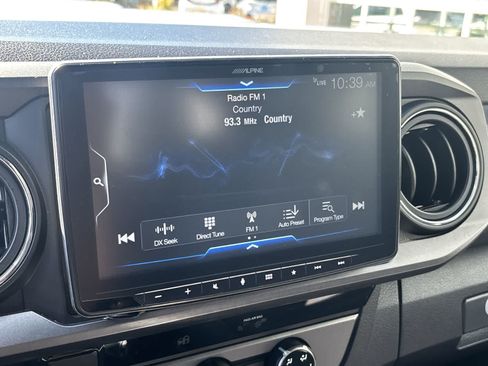 Used 2018 Toyota Tacoma TRD Sport w/ Technology Package AWD/4WD image 18