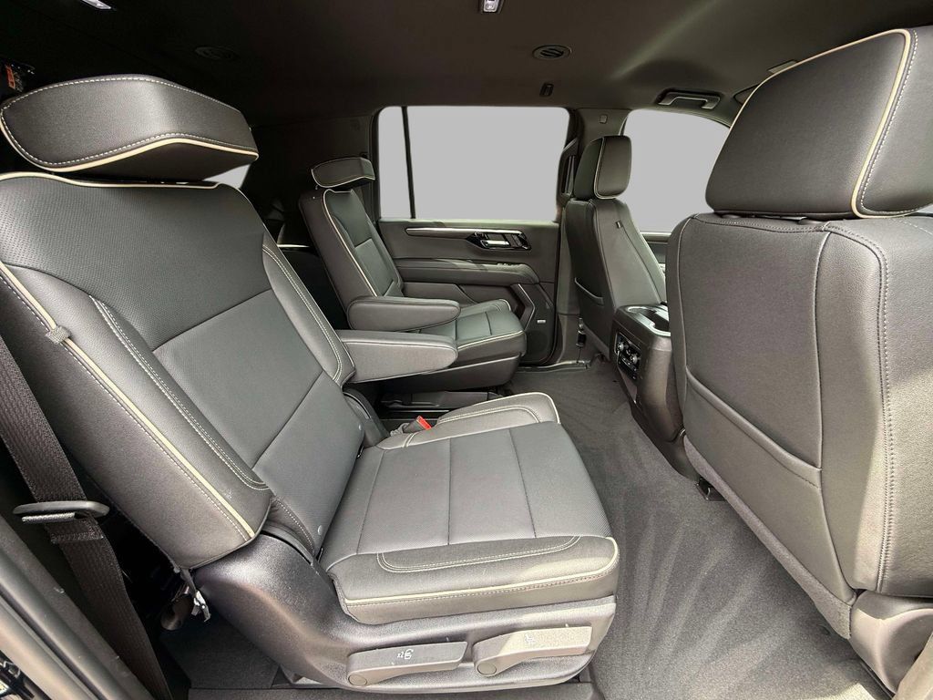 Used 2026 Chevrolet Suburban Premier AWD/4WD image 16