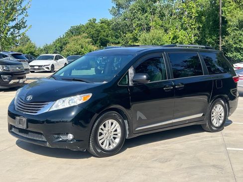 Used 2015 Toyota Sienna XLE w/ XLE Navigation Package FWD image 5