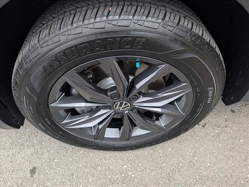 Used 2023 Volkswagen Tiguan SE FWD image 9