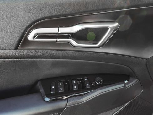 Used 2024 Kia Sportage EX image 9