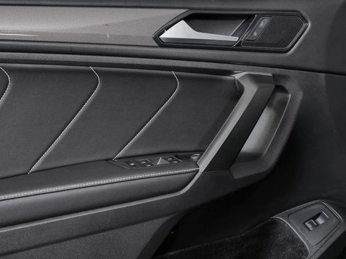 Certified 2024 Volkswagen Tiguan SE FWD image 9