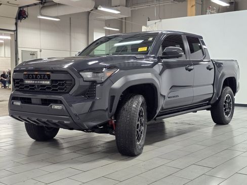 Used 2024 Toyota Tacoma TRD Off-Road image 17