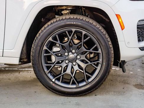 New 2025 Jeep Grand Cherokee Summit image 11